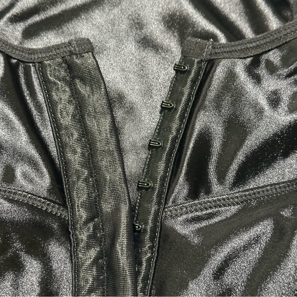 Enell Women’s High Impact Sports Bra In Black Satin Full Coverege Sz.1 Active - Picture 7 of 11